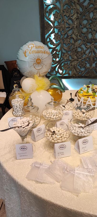 Confettata per Prima Comunione con confetti in alzate di vetro, cartellini dei gusti, sacchetti in organza e palloncini