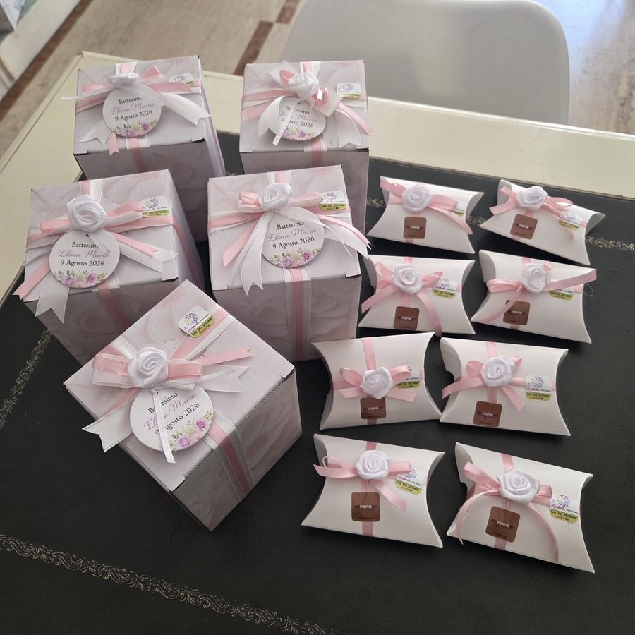 Bomboniere per battesimo: scatole regalo rosa cipria e bustine portaconfetti con rosellina in raso bianca e nastro rosa